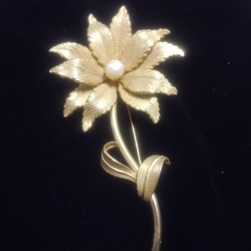 Beautiful vintage flower Brooch